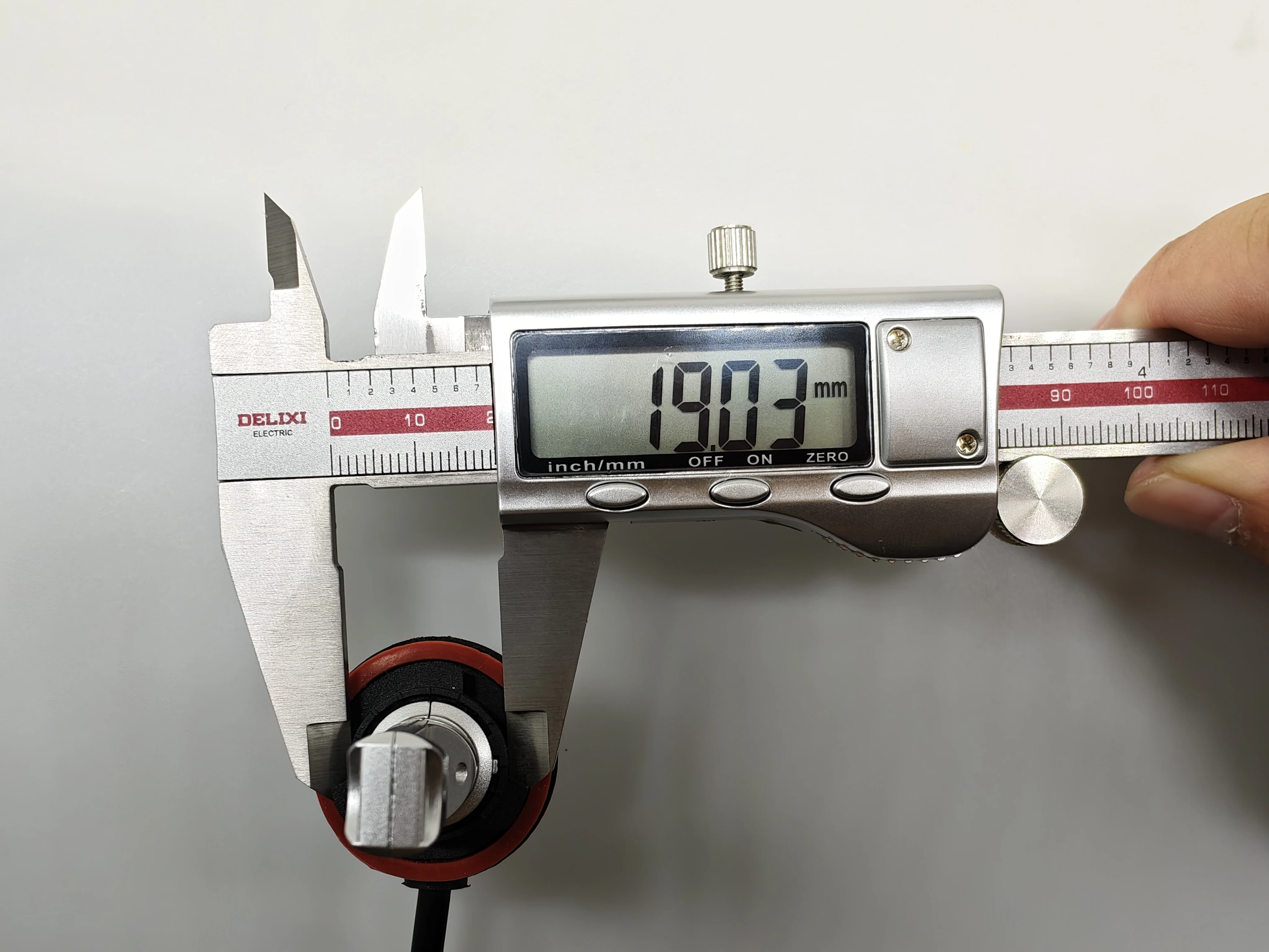 Luxfighter P36-H11 LEDr lamp-body thickness measurement